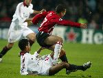 Eindhoven, 1 November 2005
Wedstrijd Champions League seizoen 2005/2006tussen PSV-AC Milaan, eindstand 1-0
Ismail Aissati in duel met Serginho
© Foto: Peter Smulders