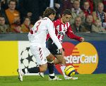 Eindhoven, 1 November 2005
Wedstrijd Champions League seizoen 2005/2006tussen PSV-AC Milaan, eindstand 1-0
Ismail Aissati in duel met Paolo Maldini
Foto: © Peter Smulders