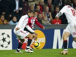 Eindhoven, 1 November 2005
Wedstrijd Champions League seizoen 2005/2006tussen PSV-AC Milaan, eindstand 1-0
Ismail Aissati in duel emt Paolo Maldini
Foto: © Peter Smulders