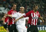 Eindhoven, 1 November 2005
Wedstrijd Champions League seizoen 2005/2006 tussen PSV-AC Milaan, eindstand 1-0
Jaap Stam tussen Phillip Cocu en Jan Vennegoor of Hesselink
© Foto: Peter Smulders