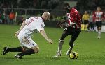 Eindhoven, 1 November 2005
Wedstrijd Champions League seizoen 2005/2006 tussen PSV-AC Milaan, eindstand 1-0
Jaap Stam haalt DaMarcus Beasley
onderuit en krijgt zijn tweede gele kaart (rood ) en kan vertrekken
© Foto: Peter Smulders