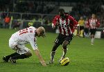 Eindhoven, 1 November 2005
Wedstrijd Champions League seizoen 2005/2006 tussen PSV-AC Milaan, eindstand 1-0
Jaap Stam haalt DaMarcus Beasley
onderuit en krijgt zijn tweede gele kaart (rood ) en kan vertrekken
© Foto: Peter Smulders