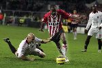 5{         $ovember 2005
Wedstrijd Champions League seizoen 2005/2006 tussen PSV-AC Milaan, eindstand 1-0
Jaap Stam haalt DaMarcus Beasley
onderuit en krijgt zijn tweede gele kaart (rood ) en kan vertrekken        Shirtje trekken
© Foto: Peter Smulders