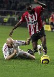 Eindhoven, 1 November 2005
Wedstrijd Champions League seizoen 2005/2006 tussen PSV-AC Milaan, eindstand 1-0
Jaap Stam haalt DaMarcus Beasley
onderuit en krijgt zijn tweede gele kaart (rood ) en kan vertrekken    shirtje trekken
© Foto: Peter Smulders