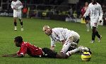 Eindhoven, 1 November 2005
Wedstrijd Champions League seizoen 2005/2006 tussen PSV-AC Milaan, eindstand 1-0
Jaap Stam haal DaMarcus Beasleu
y onderuit en krijgt zijn tweede gelekaar (rood ) en kan vertrekken
© Foto: Peter Smulders
