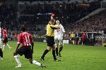 Eindhoven, 1 November 2005
Wedstrijd Champions League seizoen 2005/2006 tussen PSV-AC Milaan, eindstand 1-0
Jaap Stam haalt DaMarcus Beasley
onderuit en krijgt zijn tweede gele kaart (rood ) en kan vertrekken
© Foto: Peter Smulders
