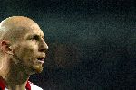 Eindhoven, 1 November 2005
Wedstrijd Champions League seizoen 2005/2006 tussen PSV-AC Milaan, eindstand 1-0
Jaap Stam haalt DaMarcus Beasley
onderuit en krijgt zijn tweede gele kaart (rood ) en kan vertrekken
© Foto: Peter Smulders