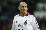 Eindhoven, 1 November 2005
Wedstrijd Champions League seizoen 2005/2006 tussen PSV-AC Milaan, eindstand 1-0
Jaap Stam haalt DaMarcus Beasley
onderuit en krijgt zijn tweede gele kaart (rood ) en kan vertrekken
© Foto: Peter Smulders