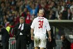 Eindhoven, 1 November 2005
Wedstrijd Champions League seizoen 2005/2006 tussen PSV-AC Milaan, eindstand 1-0
Jaap Stam haalt DaMarcus Beasley
onderuit en krijgt zijn tweede gele kaart (rood ) en kan vertrekken
© Foto: Peter Smulders