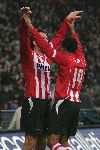 Eindhoven, 27 november 2005 Kompetitiewedstrijd Seizoen 2005/2006
PSV-ADO Den Haag, eindstand 3-0
Jan Vennegoor of Hesselink scoorde twee maal voor PSV en wordt gefeliciteerd door Michael Lamey
© Foto Bart Bel