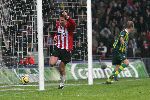 Eindhoven, 27 november 2005 Kompetitiewedstrijd Seizoen 2005/2006
PSV-ADO Den Haag, eindstand 3-0
Jan Vennegoor of Hesselink scoorde twee maal voor PSV
© Foto Bart Bel