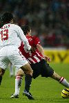 Eindhoven, 1 November 2005
Wedstrijd Champions League seizoen 2005/2006 tussen PSV-AC Milaan, eindstand 1-0
Jan Vennegoor of Hesselink schermt de bal af van Alessandro Nesta
© Foto: Peter Smulders