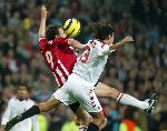 Eindhoven, 1 November 2005
Wedstrijd Champions League seizoen 2005/2006 tussen PSV-AC Milaan, eindstand 1-0
Jan Vennegoor of Hesselink in een luchtduel met Alessandro Nesta
© Foto: Peter Smulders