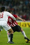 Eindhoven, 1 November 2005
Wedstrijd Champions League seizoen 2005/2006 tussen PSV-AC Milaan, eindstand 1-0
Jan Vennegoor of Hesselink schermt de bal af van Alessandro Nesta
© Foto: Peter Smulders