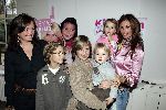 Ouderkerk aan de Amstel 23 november 2005
Presentatie tijdschrift kinderen bij rest Praq
Leontine Borsato  met jayda en zus Laura Ruiters met kinderen