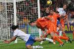 Amsterdam, 12 November 2005
Oefenwedstrijd Nederland-Italie eindstand 1-3
 Mauro German Camoranesi kopt op doel
© Foto Bart Bel