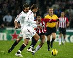 Eindhoven, 1 November 2005
Wedstrijd Champions League seizoen 2005/2006 tussen PSV-AC Milaan, eindstand 1-0
Michael Lamey in duel met Paolo Maldini
© Foto: Peter Smulders