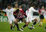 Eindhoven, 1 November 2005
Wedstrijd Champions League seizoen 2005/2006 tussen PSV-AC Milaan, eindstand 1-0
Michael Lamey in duel met Paolo Maldini
© Foto: Peter Smulders