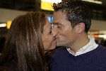 Schiphol 2 november 2005
Leontien v Moorsel met haar man Michael Zijlaard op schiphol. Ze gingen naar New York voor de marathon. kussend