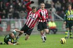 Eindhoven, 27 november 2005 Kompetitiewedstrijd Seizoen 2005/2006
PSV-ADO Den Haag, eindstand 3-0
Tommie v d Leegte haalt Phillip Cocu neer
© Foto Bart Bel