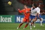 Amsterdam, 12 November 2005
Oefenwedstrijd Nederland-Italie eindstand 1-3
Rafael van der Vaart in duel met Gennaro Ivan Gattuso
© Foto Bart Bel