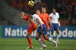 Amsterdam, 12 November 2005
Oefenwedstrijd Nederland-Italie eindstand 1-3
Rafael van der Vaart schiet de bal weg voor het hoofd van Gennaro Ivan Gattuso
© Foto Bart Bel