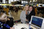 Schiphol 2 november 2005
Rene Froger vertrekt met zijn vrouw Natasja Froger via Londen naar New York om daar de marathon te lopen.