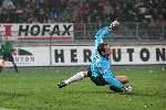 Waalwijk, 19 November 2005
Kompetitiewedstrijd seizoen 2005/2006
RKC-PSV eindstand 4-4
Rob van Dijk duikt op een inzet van Kone