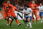 Amsterdam, 12 November 2005
Oefenwedstrijd Nederland-Italie eindstand 1-3
Romeo Castelen in duel met Mauro German Camoranesi
© Foto Bart Bel