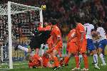 Amsterdam, 12 November 2005
Oefenwedstrijd Nederland-Italie eindstand 1-3
Ron Vlaar met een ongelukkig eigen doelpunt 1-2
© Foto Bart Bel
