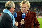 Eindhoven, 1 November 2005
Wedstrijd Champions League seizoen 2005/2006tussen PSV-AC Milaan, eindstand 1-0
Studio Sport presentator Tom Egbers in  gesprek met Johan Cruyff
Foto: © Peter Smulders