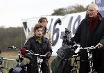 Muiderberg 12 november 2005
Dag tegen A6 en A9 in Muiderberg.
Wim de Bie op fiets met vrouw