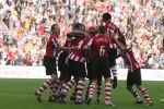 Eindhoven, 15 Oktober 2006 PSV-Roda JC, eindstand 4-1
Kompetitie Seizoen 2006/2007
Alex PSV heeft zijn ploeg op 2-1 gebracht en wordt gehuldigd door zijn ploegmakkers v.l.n.r.: Jan Kromkamp Phillip Cocu Timmy Simons, Jefferson Farfan en Roy Beerens