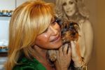 Amsterdam 28 september 2006
Connie Breukhoven met haar hondje bij de dolle dwaze dagen in Bijenkorf