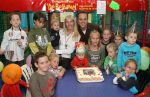 Lage Zwaluwe, 8 Oktober 2006
Jan Bauer, de zoon van Frans Bauer en Mariska Bauer wordt 4 jaar en vietr dit met het aansnijden van een taart in het bijzijn van zijn broertjes Christiaan en Frans Bauer Jr.