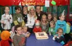 Lage Zwaluwe, 8 Oktober 2006
Jan Bauer, de zoon van Frans Bauer en Mariska Bauer wordt 4 jaar en vietr dit met het aansnijden van een taart in het bijzijn van zijn broertjes Christiaan en Frans Bauer Jr.