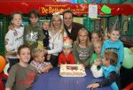 Lage Zwaluwe, 8 Oktober 2006
Jan Bauer, de zoon van Frans Bauer en Mariska Bauer wordt 4 jaar en vietr dit met het aansnijden van een taart in het bijzijn van zijn broertjes Christiaan en Frans Bauer Jr.