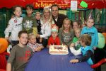Lage Zwaluwe, 8 Oktober 2006
Jan Bauer, de zoon van Frans Bauer en Mariska Bauer wordt 4 jaar en vietr dit met het aansnijden van een taart in het bijzijn van zijn broertjes Christiaan en Frans Bauer Jr.