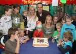 Lage Zwaluwe, 8 Oktober 2006
Jan Bauer, de zoon van Frans Bauer en Mariska Bauer wordt 4 jaar en vietr dit met het aansnijden van een taart in het bijzijn van zijn broertjes Christiaan en Frans Bauer Jr.