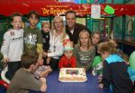 Lage Zwaluwe, 8 Oktober 2006
Jan Bauer, de zoon van Frans Bauer en Mariska Bauer wordt 4 jaar en vietr dit met het aansnijden van een taart in het bijzijn van zijn broertjes Christiaan en Frans Bauer Jr.