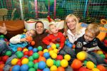 Lage Zwaluwe, 8 Oktober 2006
Jan Bauer, de zoon van Frans Bauer en Mariska Bauer wordt 4 jaar en viert dit in speelpaleis De Belhamel met zijn broertjes Christiaan en Frans Bauer Jr.