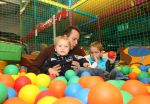 Lage Zwaluwe, 8 Oktober 2006
Jan Bauer, de zoon van Frans Bauer en Mariska Bauer wordt 4 jaar en viert dit in speelpaleis De Belhamel met zijn broertjes Christiaan en Frans Bauer Jr.