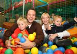 Lage Zwaluwe, 8 Oktober 2006
Jan Bauer, de zoon van Frans Bauer en Mariska Bauer wordt 4 jaar en viert dit in speelpaleis De Belhamel met zijn broertjes Christiaan en Frans Bauer Jr.
