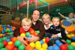 Lage Zwaluwe, 8 Oktober 2006
Jan Bauer, de zoon van Frans Bauer en Mariska Bauer wordt 4 jaar en viert dit in speelpaleis De Belhamel met zijn broertjes Christiaan en Frans Bauer Jr.