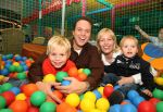 Lage Zwaluwe, 8 Oktober 2006
Jan Bauer, de zoon van Frans Bauer en Mariska Bauer wordt 4 jaar en viert dit in speelpaleis De Belhamel met zijn broertjes Christiaan en Frans Bauer Jr.