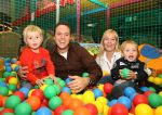Lage Zwaluwe, 8 Oktober 2006
Jan Bauer, de zoon van Frans Bauer en Mariska Bauer wordt 4 jaar en viert dit in speelpaleis De Belhamel met zijn broertjes Christiaan en Frans Bauer Jr.