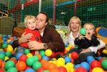 Lage Zwaluwe, 8 Oktober 2006
Jan Bauer, de zoon van Frans Bauer en Mariska Bauer wordt 4 jaar en viert dit in speelpaleis De Belhamel met zijn broertjes Christiaan en Frans Bauer Jr.