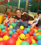 Lage Zwaluwe, 8 Oktober 2006
Jan Bauer, de zoon van Frans Bauer en Mariska Bauer wordt 4 jaar en viert dit in speelpaleis De Belhamel met zijn broertjes Christiaan en Frans Bauer Jr.