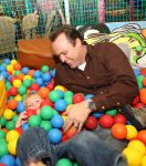 Lage Zwaluwe, 8 Oktober 2006
Jan Bauer, de zoon van Frans Bauer en Mariska Bauer wordt 4 jaar en viert dit in speelpaleis De Belhamel met zijn broertjes Christiaan en Frans Bauer Jr.