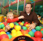 Lage Zwaluwe, 8 Oktober 2006
Jan Bauer, de zoon van Frans Bauer en Mariska Bauer wordt 4 jaar en viert dit in speelpaleis De Belhamel met zijn broertjes Christiaan en Frans Bauer Jr.